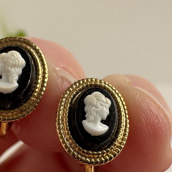 Vintage Black & White Cameo Clip-On Earrings Gold-Tone Oval 1/2" Resin - Picture 9 of 14